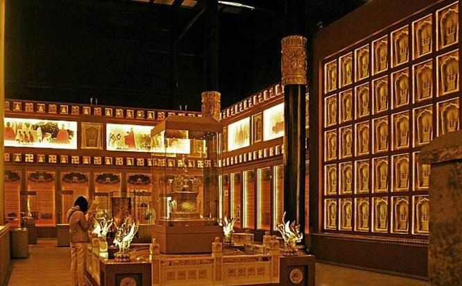 南京玻璃展示柜和展示架有什么區(qū)別？