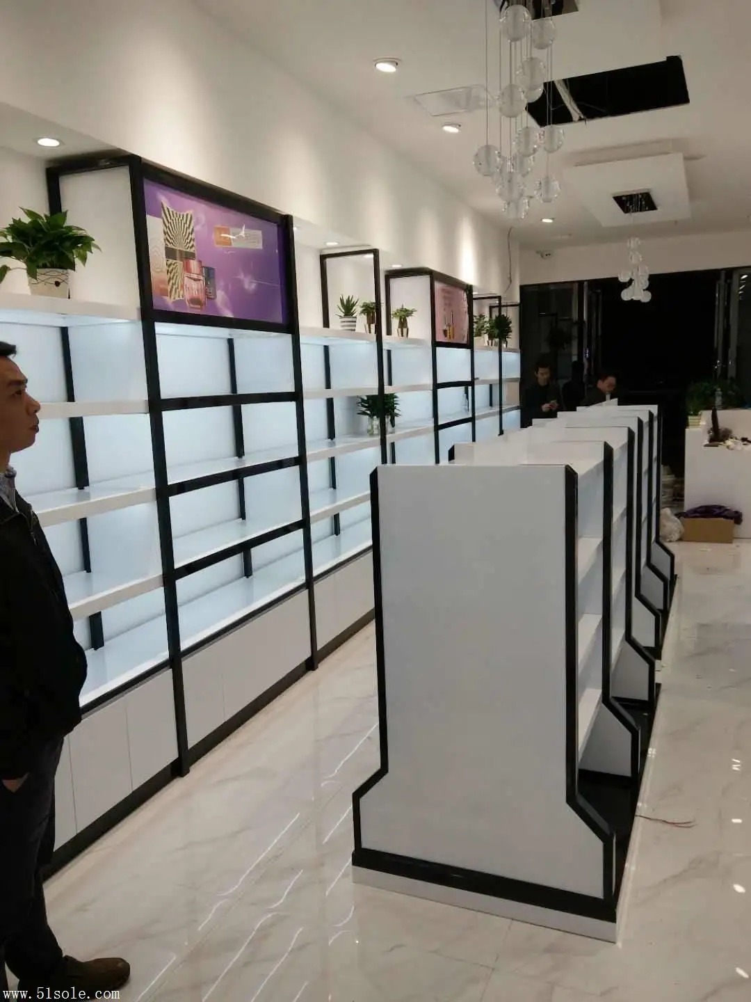 化妝品展柜的保養(yǎng)方法有哪些？